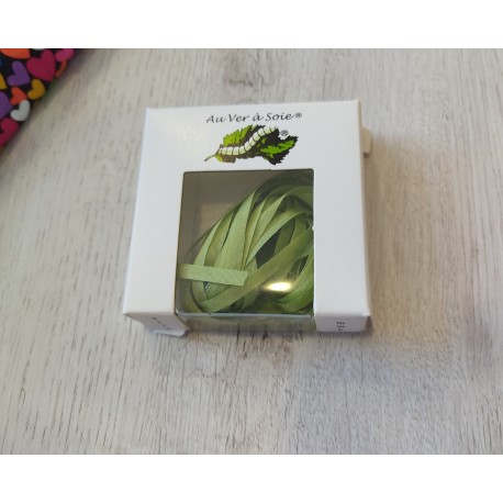 Au ver à soie : ruban de soie coloris vert 4 mm